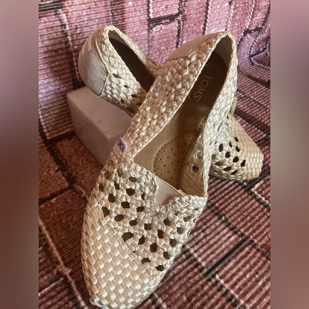 NWT! TOM’s Shoes! Size 8